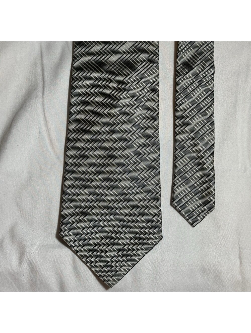 BANANA REPUBLIC STRIPED Tie GRAY/BLACK MADE IN ITALY NECK TIE LUXURY 100% SILK